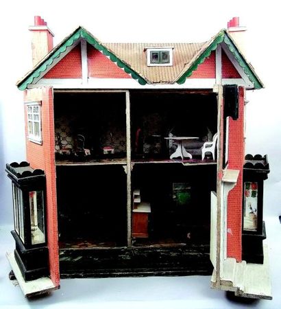 null Grande et très originale maison de poupée en bois dans le style anglais avec...