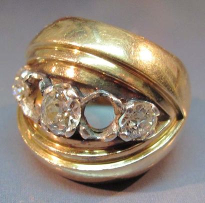 null Bague turban en or et platine sertie de trois diamants taille ancienne (manque...