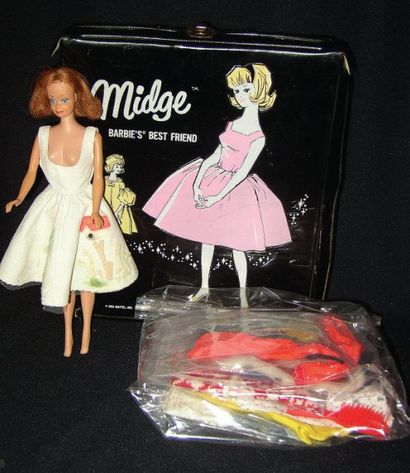 null MIDGE rousse dans une mallette marquée MIDGE (1965) avec lot d'habits divers...