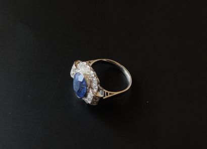 null 
RING in white gold 750°/00 set with a 4.80 carat sapphire in a setting of brilliant-cut...