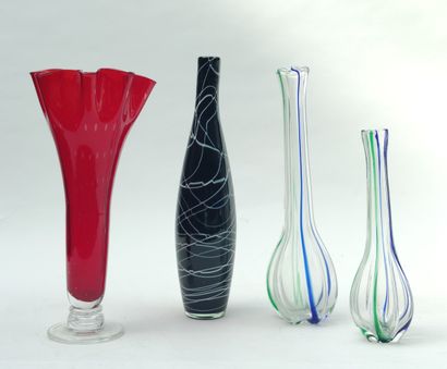  Ensemble comprenant quatre vases en verrerie...