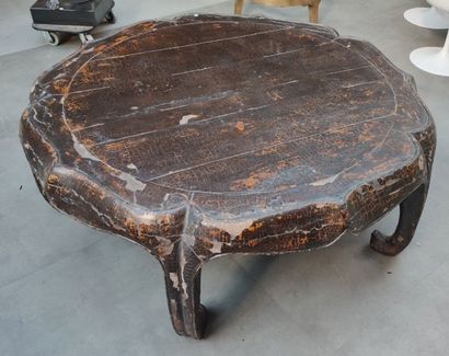 null 
TABLE basse ronde en bois à laque craquelée brun foncé nuancé en forme de fleur...