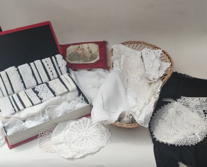 null 
LOT de chutes de dentelle et diverses réalisations au crochet 
