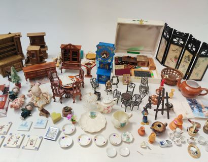 null 
Ensemble de mobilier miniature et petits objets miniatures divers