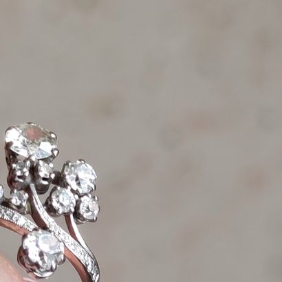 null 
BAGUE en or gris 750 °/°° sertie de neuf diamants taillées Poids brut : 5.4...
