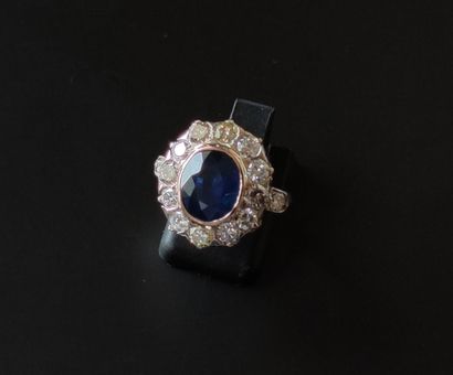 null 
RING in white gold 750°/00 set with a sapphire of about 3 carats in a diamond...