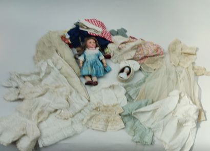 null 
LOT including 1 damaged bleuette style doll, 1 half-figure, and a set of linen...