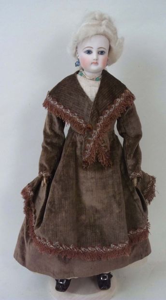 null 
Parisian doll with swivel head in pressed bisque from the house of François...