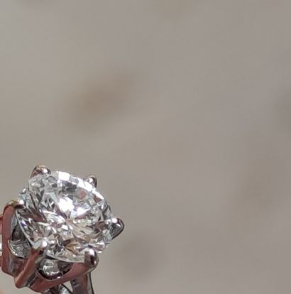 null 
SOLITARY RING in white gold 750°/00 set with a brilliant-cut diamond of about...