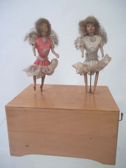 null 
Wooden music box with two " Gisèle " dancers and jumpers, music to restore....