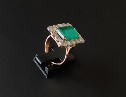 null 
RING in white and yellow gold 750°/00 set with an emerald of about 5 carats...