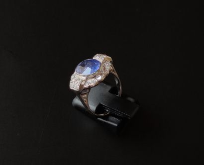 null 
RING in white gold 750°/00 set with a 4.80 carat sapphire in a setting of brilliant-cut...
