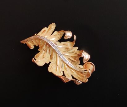 null 
BROCHURE IN YELLOW GOLD 750/00 in the form of a leaf, set with a line of small...