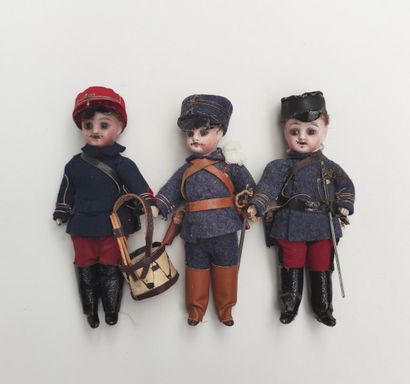  Set of three miniatures in soldiers, bodies in composition or cookie, heads in cast...