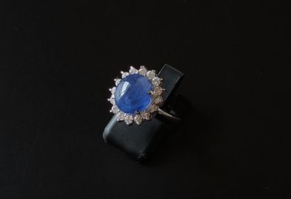 null 
RING in white gold 750°/00 set with a cabochon sapphire of about 7 carats in...