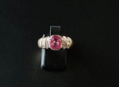 null 
RING in yellow gold 750°/00 set with a pink sapphire of about 2 carats and...