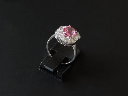 null 
RING in white gold 750°/00 set with a pink sapphire of about 2 carats in a...
