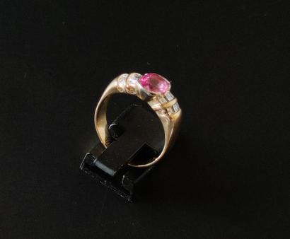 null 
RING in yellow gold 750°/00 set with a pink sapphire of about 2 carats and...