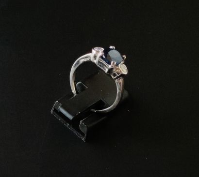 null 
RING in white gold 750°/00 set with a sapphire of about 2 carats and two diamonds
Gross...