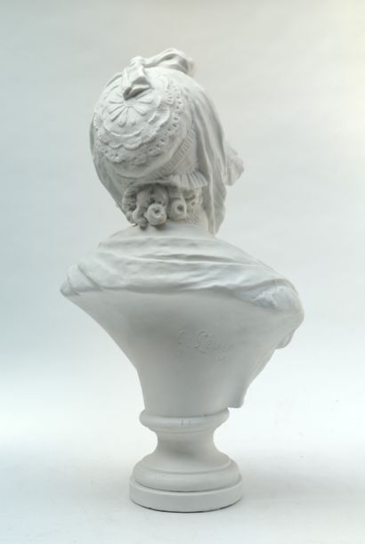 null 
G. Levy XIXe - XXe siècle.
Buste de jeune femme au bonnet de dentelle.
Epreuve...