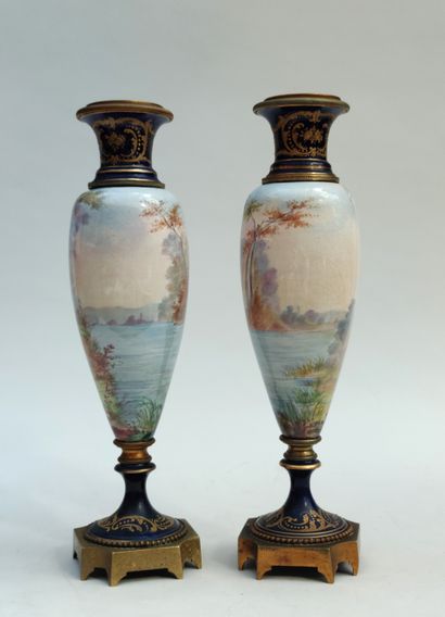 null 
Paire de Vases de forme balustre en faience fine peinte à décor de scènes galantes,...