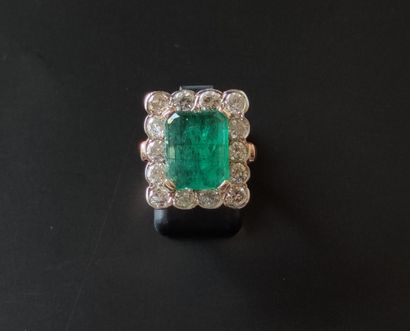 null 
RING in white and yellow gold 750°/00 set with an emerald of about 5 carats...
