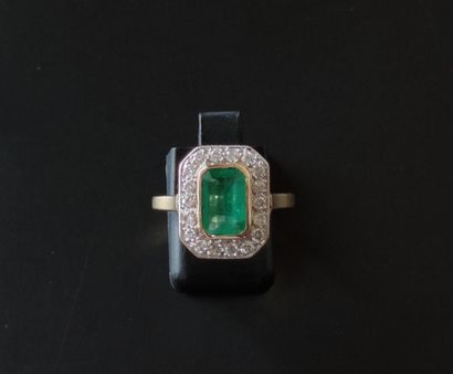 null 
RING in white and yellow gold 750°/00 set with an emerald in a circle of brilliant-cut...