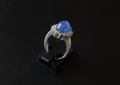 null 
RING in white gold 750°/00 set with a cabochon sapphire of about 7 carats in...