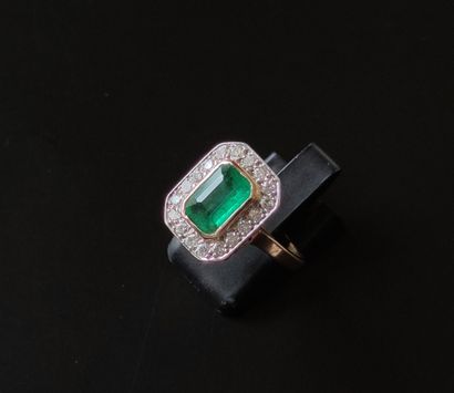 null 
RING in white and yellow gold 750°/00 set with an emerald in a circle of brilliant-cut...