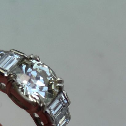 null 
RING in white gold 750°/00 set with a central diamond of about 1.35 carat,...
