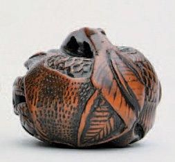 null NETSUKE en bois représentant un dragon dans une orange. Japon, fin du XIXe siècle....