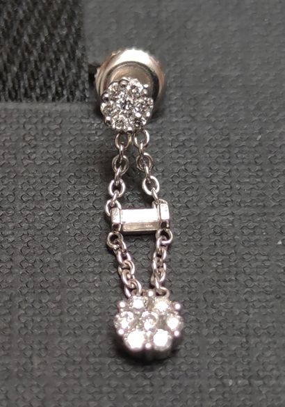 null PAIRE DE BOUCLE D'OREILLES EN OR GRIS 750°/00 ornées de petits diamants 

Poids...