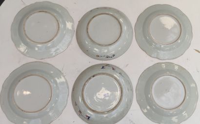 null 
Ensemble de six assiettes en porcelaine dont deux à décor polychrome à motifs...