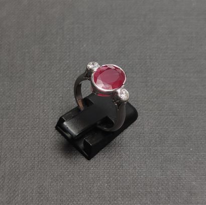 null 
BAGUE EN OR GRIS 750°/00 sertie d'un rubis d'environ 3.50 carats accosté par...