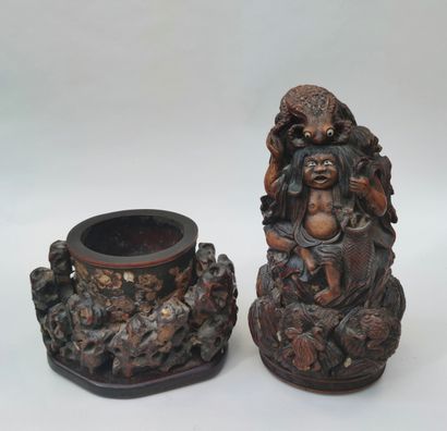 null 
Grande boite KOBAKO cylindrique en bois et bambou sculpté avec incrustations...