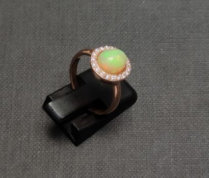 null RING IN YELLOW GOLD 750°/00 set with an opal and a circle of small diamonds

Gross...