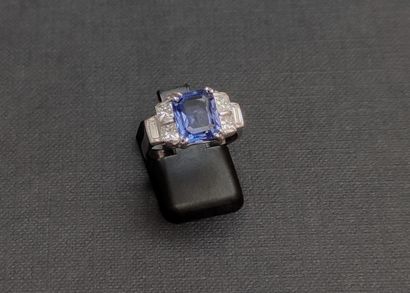 null 
RING IN GREY GOLD 750°/00 set with a sapphire of about two carats accosted...