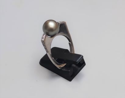null 
RING IN WHITE GOLD 750°/00 set with a gray pearl and two pavings of nine diamonds...