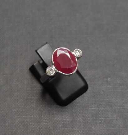 null 
BAGUE EN OR GRIS 750°/00 sertie d'un rubis d'environ 3.50 carats accosté par...