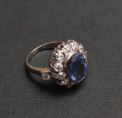 null 
RING IN GOLD 750°/00 set with an oval sapphire of about 3.50 carats in a setting...