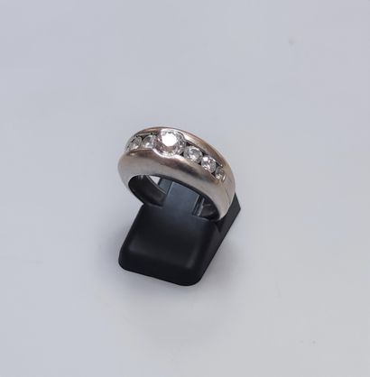 null 
BAGUE EN OR BLANC 750°/00 sertie d'une ligne de sept diamants
Poids brut :...