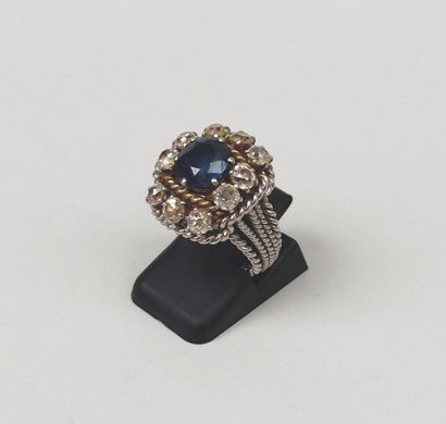 null 
RING, platinum setting composed of filigree strands, set with a central sapphire...