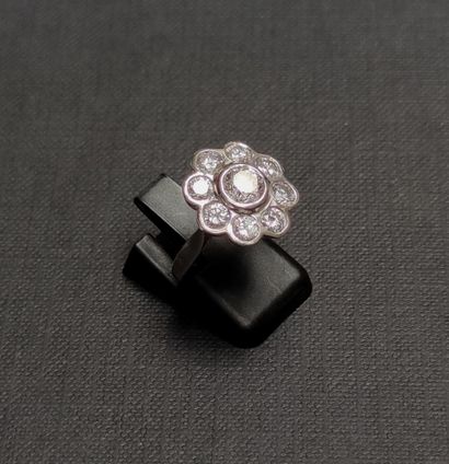 null 
RING IN GOLD 750°/00 representing a flower set with diamonds, in total about...