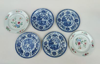 null 
Ensemble de six assiettes en porcelaine, dont deux à décor polychrome et quatre...