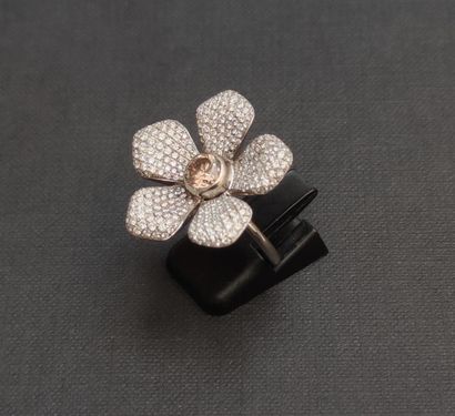 null 
BAGUE EN OR GRIS 750°/00 en forme de fleur sertie d'un diamant central de 0.75...