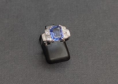 null 
RING IN GOLD 750°/00 set with a natural Ceylon sapphire of 3.88 carats, with...