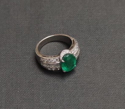 null 
RING IN GOLD 750°/00 set with an oval emerald of about 2.75 carats, surrounded...
