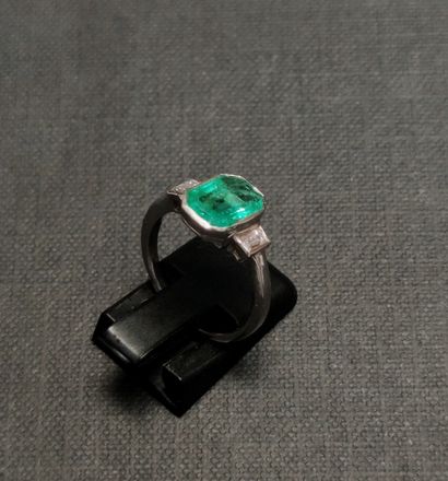 null 
RING IN GOLD 750°/00 set with an emerald of about two carats and two baguette...