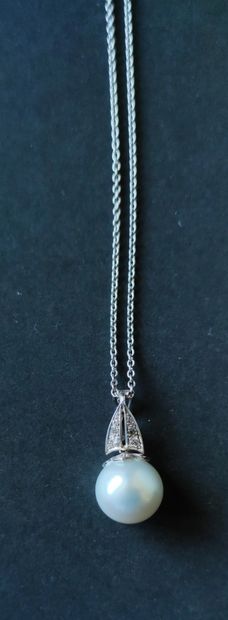 null 
chain and pendant in white gold with a large pearl and small brilliant-cut...