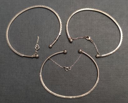null Suite of three SEMI-RIGID BRACELETS IN WHITE GOLD 750/00 adorned with small...